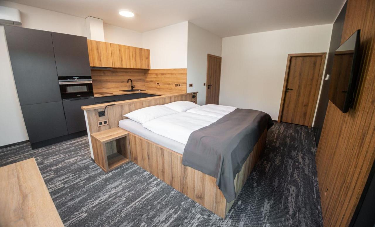 Hotel Kras 杰多维尼切 外观 照片
