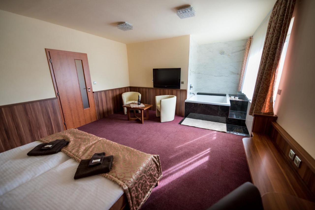 Hotel Kras 杰多维尼切 外观 照片