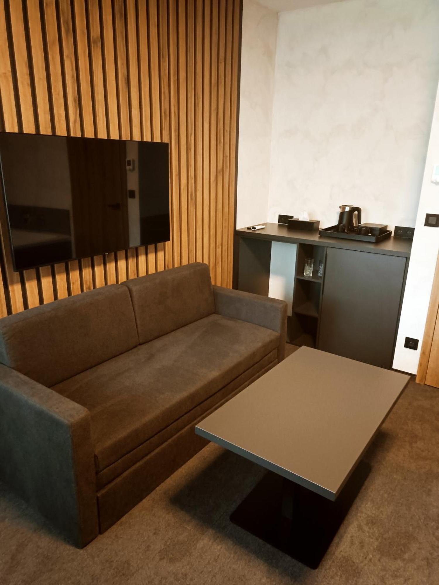 Hotel Kras 杰多维尼切 外观 照片