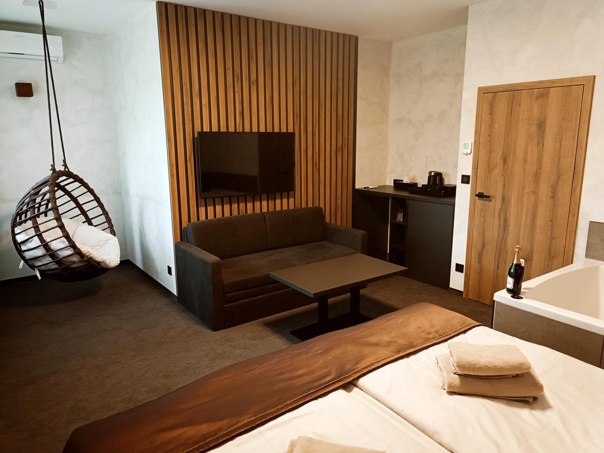 Hotel Kras 杰多维尼切 外观 照片