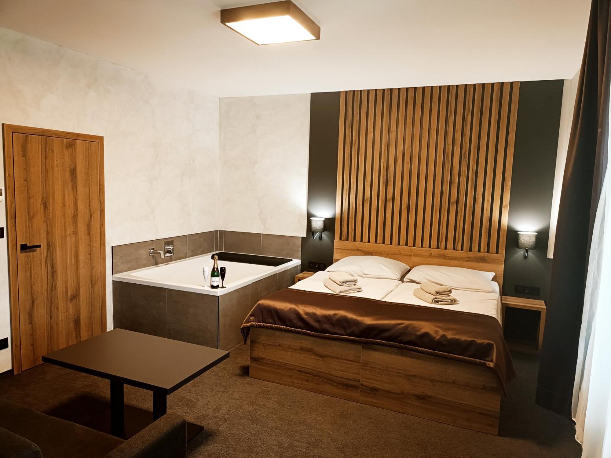 Hotel Kras 杰多维尼切 外观 照片